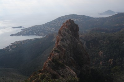 094 - Guglia di fronte a Rocher Cabrier con sullo sfondo  Ile des Vieilles e Cap Dramont piÃ¹ chiara.JPG