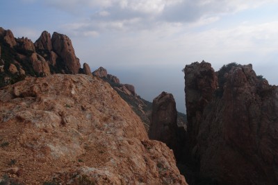 106 - Rocce rosse dente da sopra e prima anticima Cap Roux.JPG