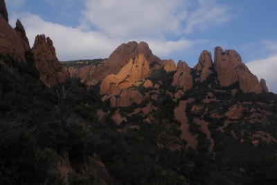 211 - Guglie cresta Saint-Pilon e anticime Cap Roux dalla strada.JPG