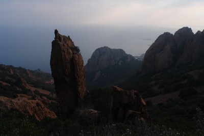 245 - Guglia al Col du Cap Roux da sopra con mare sullo sfondo e gruppo dente sulla destra piÃ¹ da vicino piÃ¹ chiara.JPG