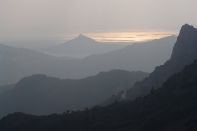 255 - Cap Dramont in controluce con mare d'oro sullo sfondo.JPG