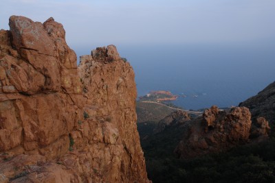 257 - Pareti rosse e Cap Roux sullo sfondo tornando a Saint-Barthelemy.JPG