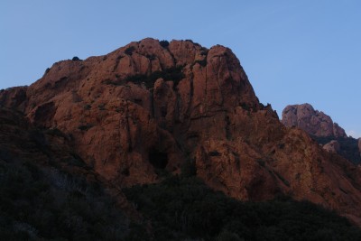 268 - Rocher Saint-Barthelemy e anticima Cap Roux dalla strada.JPG