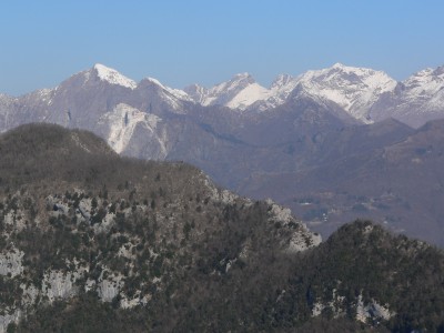 11 - Altissimo Cavallo e Tambura da punto panoramico salendo al Gabberi.JPG