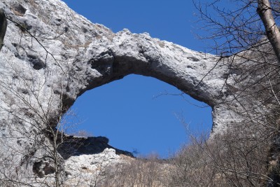 54 - Arco Forato scendendo verso Cardoso primo piano.JPG