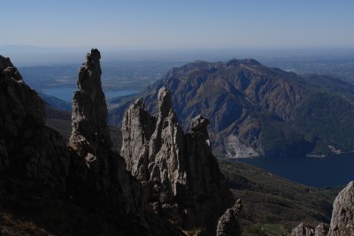 35 - Guglia curva e gruppo Fungo con Lago di Como sullo sfondo.JPG