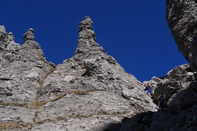 51 - Doppia guglia e passaggio chiave in mezzo al canale di salita al Valsecchi.jpg