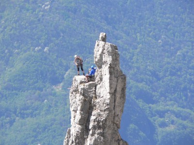 81 - 2 Alpinisti in cima all'Ago Teresita piÃ¹ da vicino.JPG