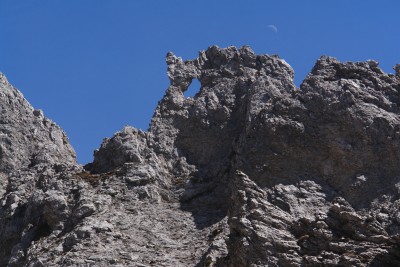 84 - Arco naturale in Canale Angelina con luna sopra.jpg