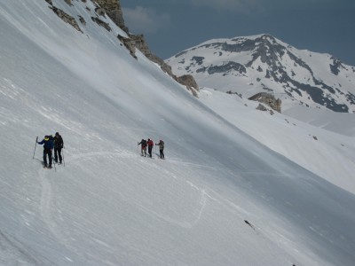 Salendo al colletto est della Cima Seirasso, sullo sfondo il Mondole`