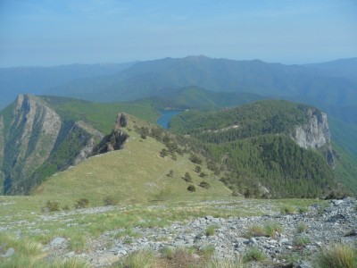 sotto al grai , panorama verso la colla melosa e il lago tenarda