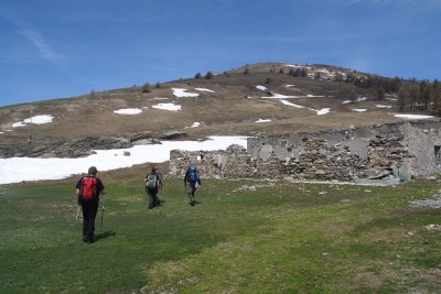 26 - Gruppo in marcia tra le fortificazioni verso Cima di Marta.JPG