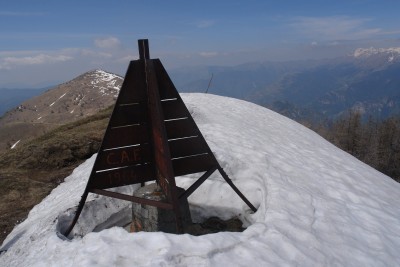 35 - Cippo di vetta Cima di Marta e Balconi sullo sfondo.jpg