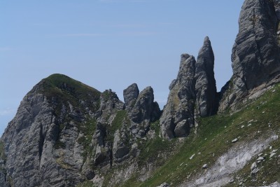 101 - Coda Cavallo e gruppo Punta Carina salendo alla Tambura.JPG