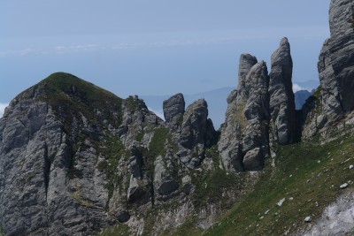 107 - Coda Cavallo e gruppo Punta Carina salendo alla Tambura piÃ¹ da vicino.JPG