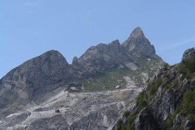 141 - Gruppo Coda Cavallo e Quota 1850 scendendo dalla Via Vandelli.JPG