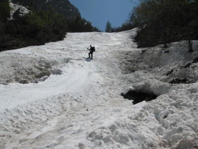 Canale innevato ma ogni tanto spunta la cascata