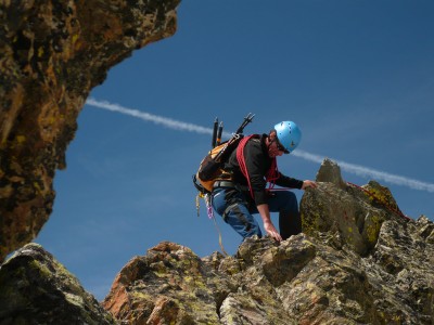 Sulla cresta affilata, scendendo dalla Punta Laurenti