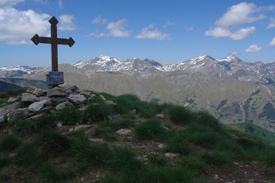 74 - Croce vetta Missun e Alpi Liguri sulo sfondo.jpg