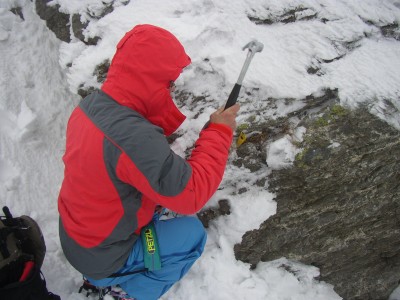 Scheggia posiziona il chiodo da roccia