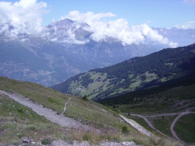 L'ultima grossa salita, in fondo Col Blegier e ancor piu in lontananza il rifugio Arnaud