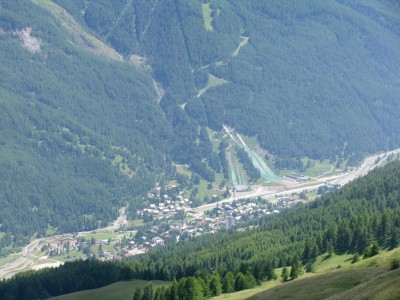 in fondo valle i trampolini di Pragelato (che schifezza!!!)