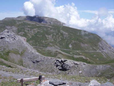 La strada appena fatta vista dalla Testa della Assietta