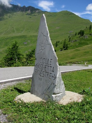 Al bivio per il Colle Delle Finestre