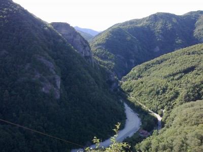 Vista dal castello sul versante delle streghe, chiamato così (non ricordo se &quot;versante&quot; veramente, ma le streghe c'erano di sicuro :-D) perché gli abitanti del posto sostengono che in certe notti, nonostante quel versante non sia accessibile, sono stati avvistati dei roghi :-)