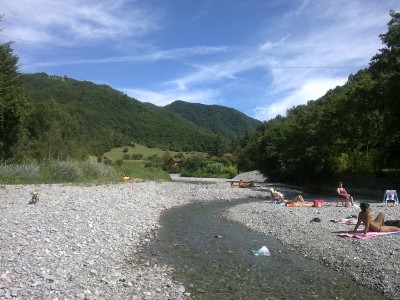 E chiudo, ovviamente, con il Tom, che corre palla in bocca sulla sponda del torrente(a sinistra nella foto)... lo vedete? :-D