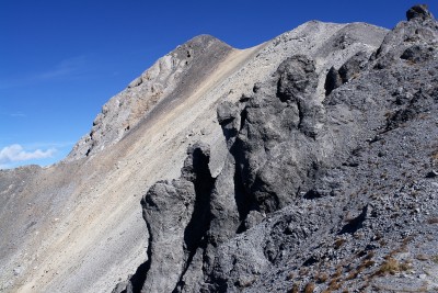 115 - Guglie vulcaniche in cresta Cassorso e vetta sullo sfondo.JPG