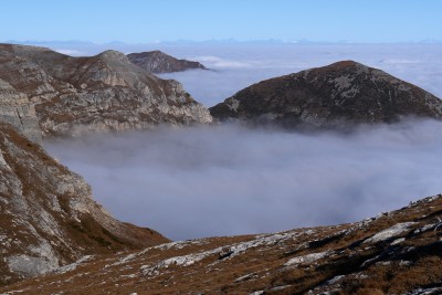 011 - Seirasso e Ferlette emergono dalla nebbia salendo al Rotondo piÃ¹ da vicino.jpg