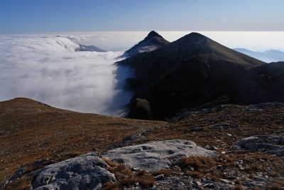 013 - Cima Roccate e Pizzo d'Ormea emergono dalla nebbia dal Rotondo.jpg