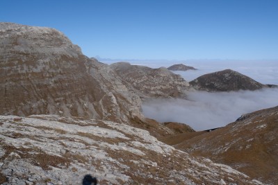 035 - Mongioie Brignola Seirasso e Ferlette emergono dalla nebbia dal Monte Rotondo piÃ¹ da vicino.jpg