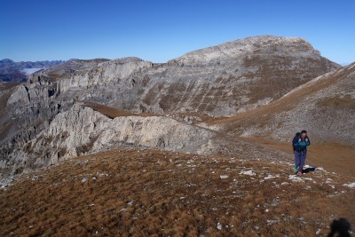 060 - Aldo in salita verso il Bric Conoia con sullo sfondo Saline e Mongioie.jpg