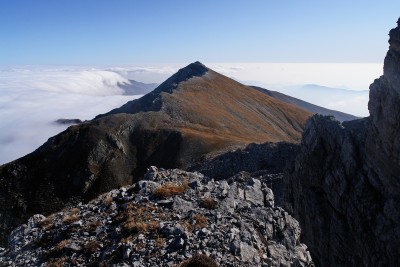 070 - Cima Roccate in mare di nebbia da anticima Conoia piÃ¹ da lontano.jpg