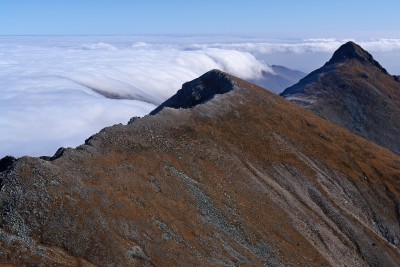 089 - Cima Roccate e Pizzo d'Ormea e mare di nubi dal Conoia primo piano.jpg