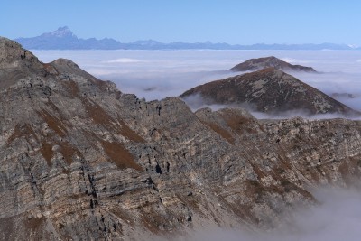 107 - Monviso Ferlette e MondolÃ¨ in un mare di nebbia dalla Roccate.jpg