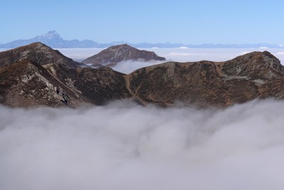 133 - Monviso e MondolÃ¨ nella nebbia tra Ferlette e Zucco.jpg