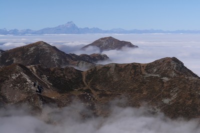 151 - Ferlette Monviso MondolÃ¨ e Zucco in mare di nubi dal Pizzo.jpg