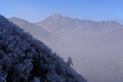 189 - Pendio ghiacciato e Cima Revelli scendendo al Pian primo piano.jpg