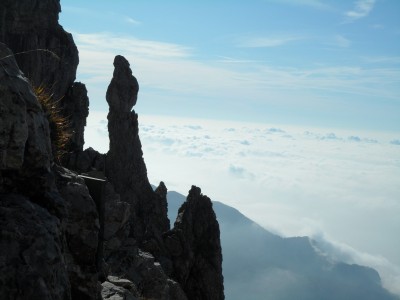 pinnacolo e mare di nubi sulla pianura