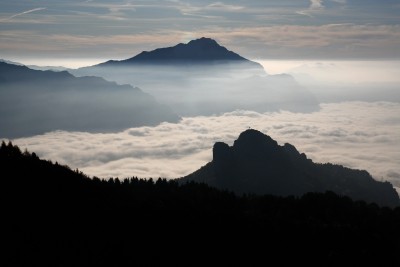 006 - Coltignone e Resegone nella nebbia salendo alla Grignetta.jpg