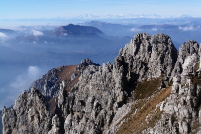 059 - Monte San Primo Generoso e Monterosa dal Sentiero Cecilia piÃ¹ da lontano.JPG