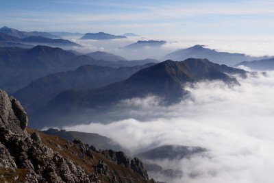 065 - Pizzo Arera Alben Guglielmo e Due Mani nella nebbia salendo alla Grignetta.jpg