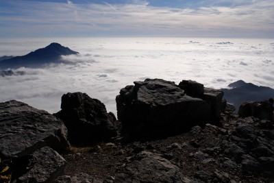 079 - Rocce di vetta e Resegone nella nebbia dalla Grignetta.jpg