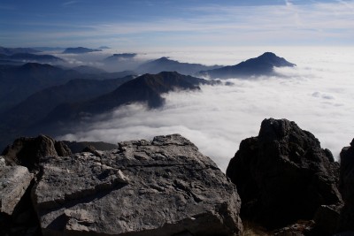 082 - Rocce di vetta Alben Guglielmo Due Mani e Resegone nella nebbia dalla Grignetta ancora piÃ¹ da lontano.JPG