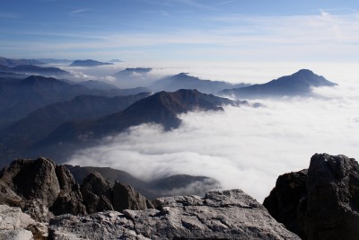 086 - Rocce di vetta Alben Guglielmo Due Mani e Resegone nella nebbia dalla Grignetta.JPG