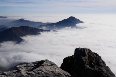 088 - Rocce di vetta Due Mani e Resegone nella nebbia dalla Grignetta.JPG