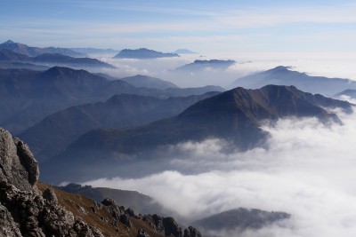 068 - Pizzo Arera Alben Guglielmo e Due Mani nella nebbia salendo alla Grignetta piÃ¹ da vicino.jpg